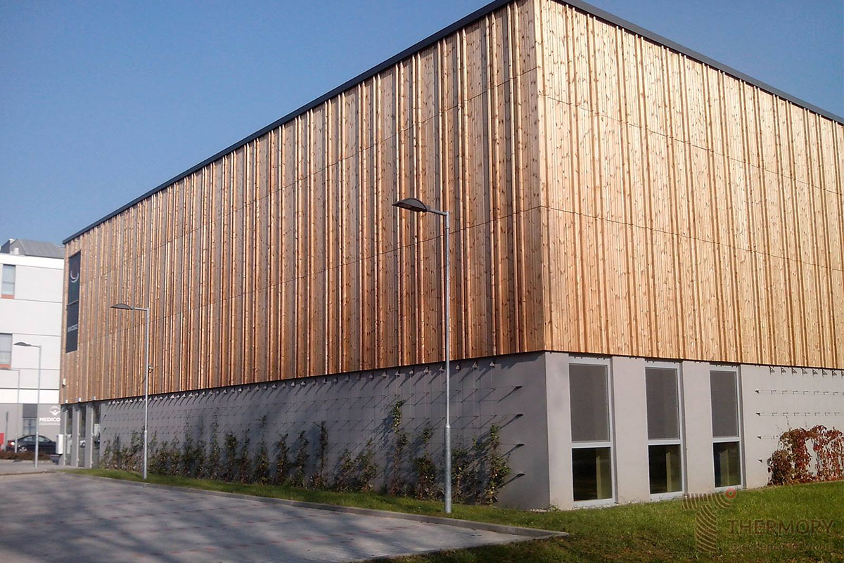 fachada de madera natural con termo tratamiento