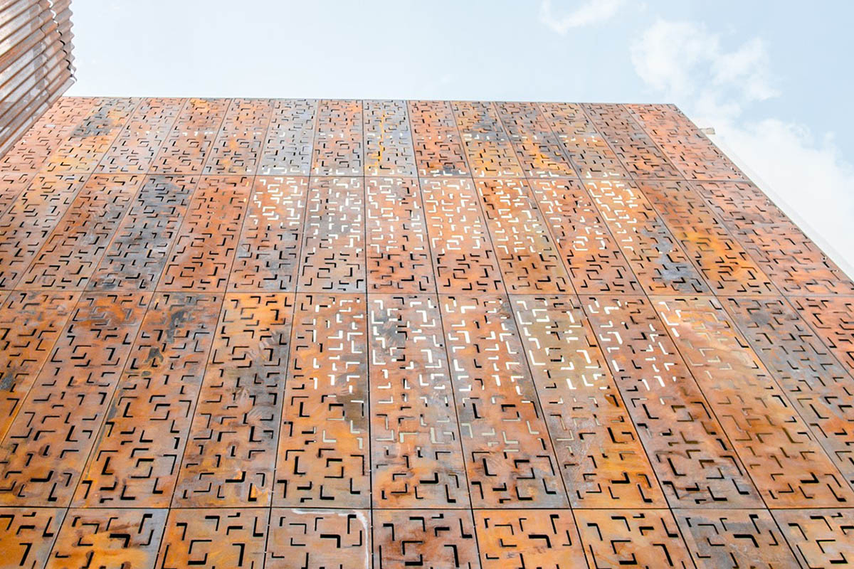 Liverpool centro de atención a clientes Morelia fachada de acero corten perforado